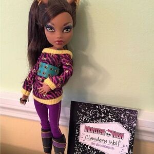 Monster High School’s Out 2011 Clawdeen Wolf Doll with Diary